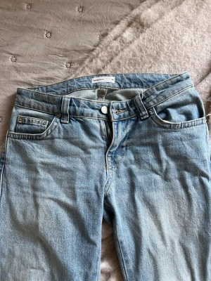 Ljusblå jeans från Gina tricot!  - Jeans från Gina tricot! Jeansen har låg midja, bälteshällor och är gjorda i ett mjukt denimtyg. Perfekta för en avslappnad och trendig look.