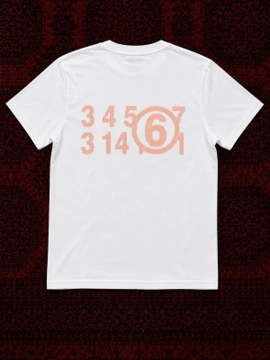 Masion margiela T-shirt - Vit t-shirt från Maison Margiela perfekt för sommar outfits. | skick : 10/10 har endast använts fåtal gånger så ser ut som ny. | etiketten och påsen följer med på köp! | Storlek EU S| längd : 64 cm | bredd : 46 cm | pris går att diskutera vid bundle köp / snabbaffär! 💯