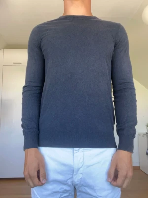Mörkblå kashmirtröja  - Mörkblå tröja från Massimo Dutti tillverkad i 70% bomull, 25% silke och 5% Kashmir. Strl S. De finns liten fläck på vänstra armbågspatchen. Modellen är 178 cm och väger 77 kg. Hör gärna av dig vid frågor!