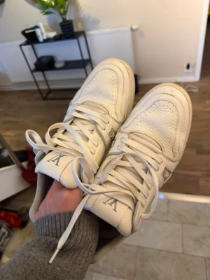 Vita Louis Vuitton sneakers - Snygga vita sneakers från Louis Vuitton med klassisk LV-logga på plösen. Kvitto o box ingår och kan röra mig med pris om du e villig att göra snabb affär😄