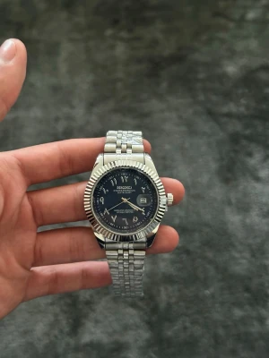 Helt Ny Seiko Mod Klocka - Säljer denna helt nya Seiko Mod klockan med marinblå urtavla och Arabic dial  Klockan har en batteridriven Quartz movement, Vid fler frågor eller funderingar skicka gärna ett pm, Mvh