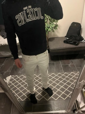 Jack and Jones hoodie  - Sjukt snygg mörkblå hoodie ifrån Jack and Jones. Köpt från butik. Knappt tecken på användning då den aldrig blivit använd. Skick 8/10 inga defekter. Storlek S 