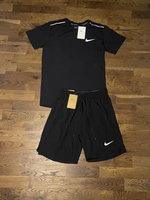 Nike Miller Set  - Snyggt svart set från Nike i storlek M          Helt Oanvänd!!!!!