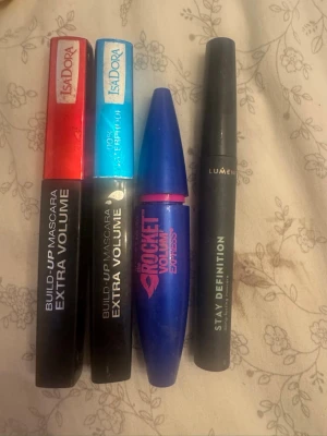 Fyra olika mascaror volym & definition - Säljer fyra mascaror: två från IsaDora i svart/röd och svart/blå för extra volym, en blå och rosa The Rocket Volum' Express samt en svart Lumene Stay Definition. Alla har klassisk tubform och är perfekta för dig som vill ha fylliga och definierade fransar. Dom är knappt använda 