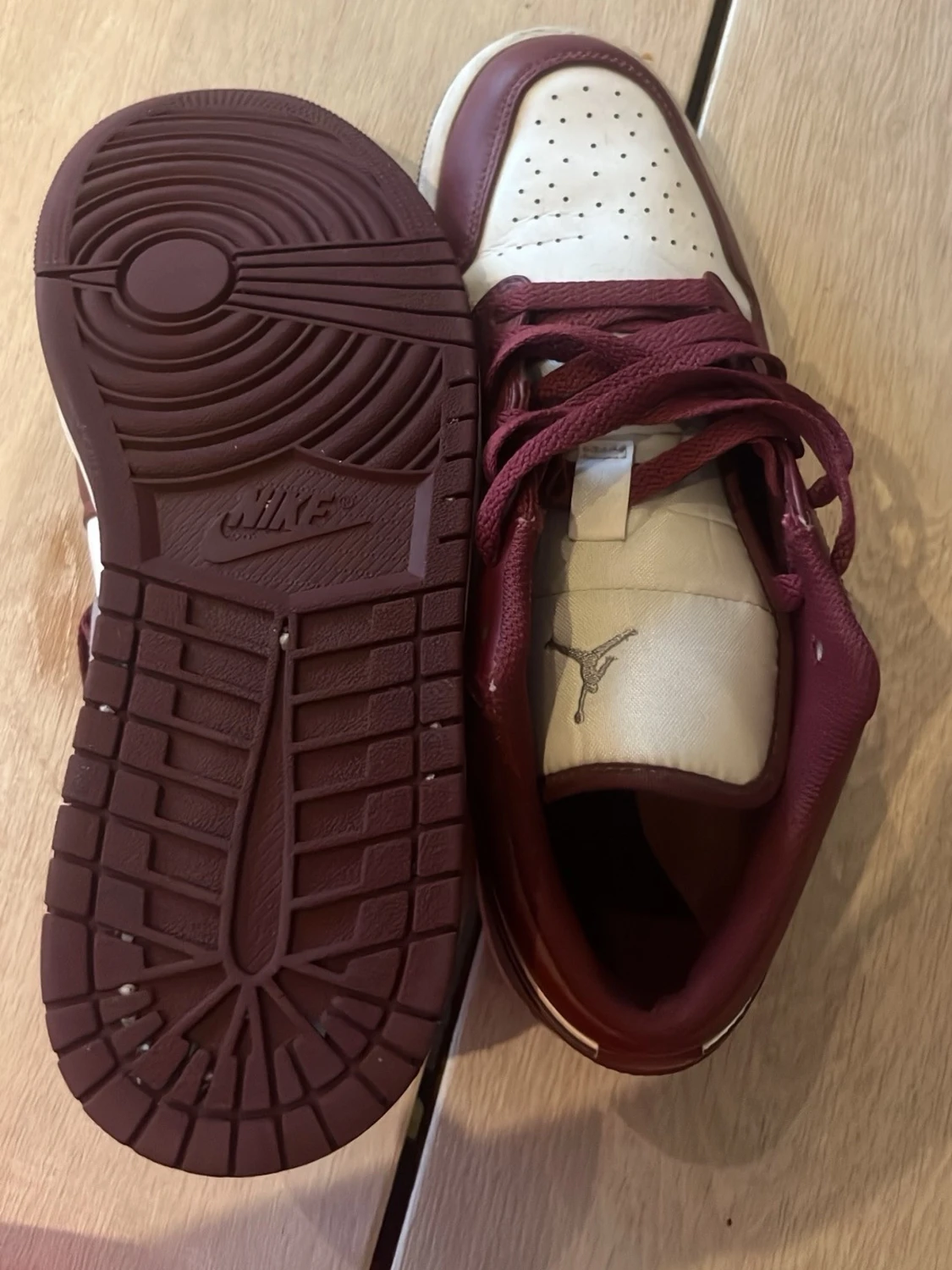 Vinröda och vita låga sneakers jordans  - 3
