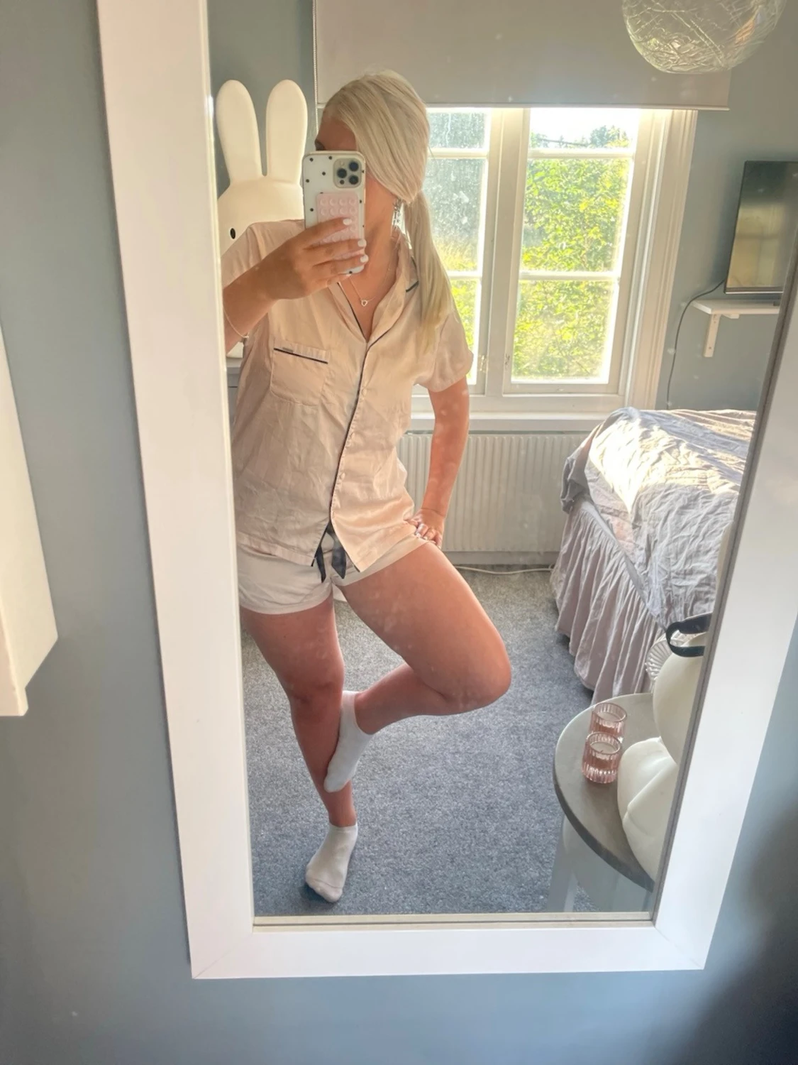 Beige kort pyjamas med svarta detaljer - 2