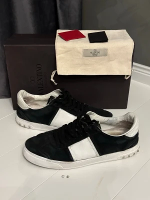 Valentino Flycrew - SVART - Valentino Flycrew Black Mocka - skick 7,5/10, använt men fint skick, har sina mindre skavanker men fungerar fortfarande helt utmärkt! - storlek 41 1/2 - Tillbehör: Box, en dustbag, kort samt 2 extra nitar - skorna saknar totalt 2 nitar, men man får med sig 2 extra - hör av er vid frågor! Pris kan diskuteras🙌