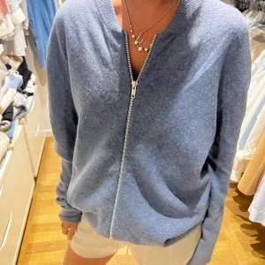 Soft goat tröja s-m - Säljer min blåa cashmere tröja från softgoat, knappt använd!
