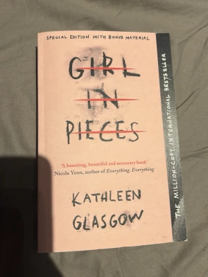 Girl in Pieces av Kathleen Glasgow - Säljer romanen 'Girl in Pieces' av Kathleen Glasgow. Handlar om psykisk ohälsa och är en specialutgåva med bonusmaterial. En gripande berättelse om tonårsliv och att hitta styrka i svåra tider.