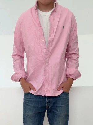 Rosa Ralph Lauren skjorta - Rosa Ralph Lauren skjorta sitter i strl M! Bra skick utan nåra defekter och hör gärna av er vid frågor elr funderingar!!