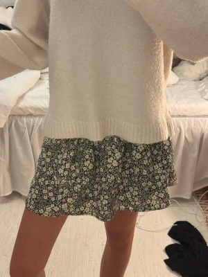 blommig zara kjol - inbyggda shorts! aldrig använd 