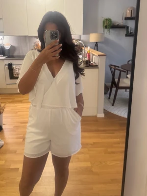Helt NY playsuit shortsklänning Gina tricot  - Aldrig använd! Stl 36 från Gina tricot 