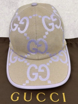 Gucci Jumbo Keps UNIK - Hej! Kikar intresset på en riktigt unik och fin Gucci Jumbo i en beige/rosa kulör.   Riktigt fint skick på den, endast använd enstaka tillfällen! Storlek M, skickas med dustbag! Kan fraktas om det så önskas. Äkthet garanteras  Mvh