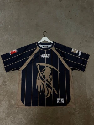 HalfEvil Football Jersey - Aldrig använd. Köpt på HalfEvil i chicago