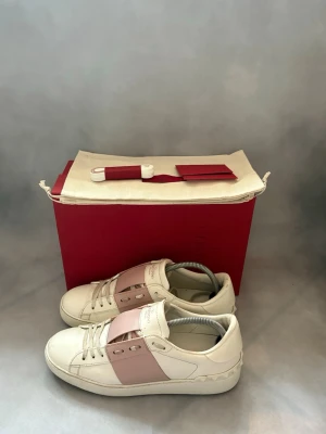 Valentino opens Rosa  - Rosa valentino opens | Skick - 8/10, litet skav på tån annars mycket bra | Storlek - 40 | Box, extra snören, samt dustbag medföljer | Hör av er vid frågor eller funderingar 
