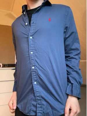 Ralph Lauren skjorta | XS - Ralph lauren skjorta | Sitter som XS | Modellen är 175cm och vägen 65kg | Mycket bra skick | Hör av er vid frågor eller funderingar!😀