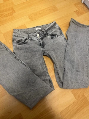 Nelly jeans - Säljer ett par Nelly jeans. Jeansen har en snygg söm på bakfickorna och stängs med knapp och dragkedja. Perfekta för en avslappnad och trendig look.