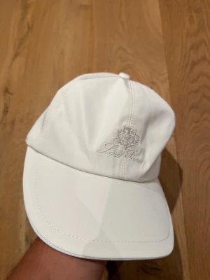 Loro piana keps  - Otroligt snygg Loro piana keps  krämfärgad. Otroligt skick helt oanvänd.