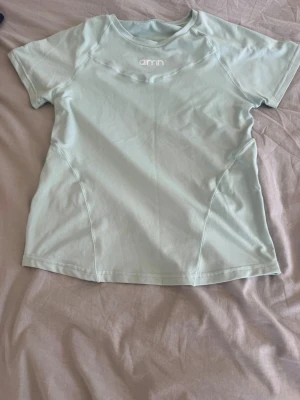 Ljusgrön träningströja från Aim'n - Snygg ljusgrön träningströja från Aim'n med korta ärmar och rund hals. Tillverkad i ett mjukt och stretchigt material som passar perfekt för gymmet eller löprundan.  Aldrig använd men lappen är bortklippt. Köpt för 299kr.