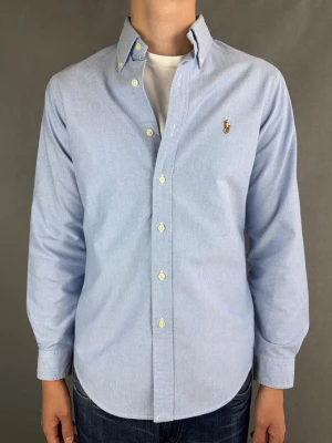 Ralph Lauren skjorta - Ralph Lauren Skjorta Märke: Polo Ralph Lauren Storlek: S Passform: Classic fit Färg: Ljusblå Skick: Mycket bra Beskrivning: utan defekter. Modellen på bilden: 183 cm / 74 kg
