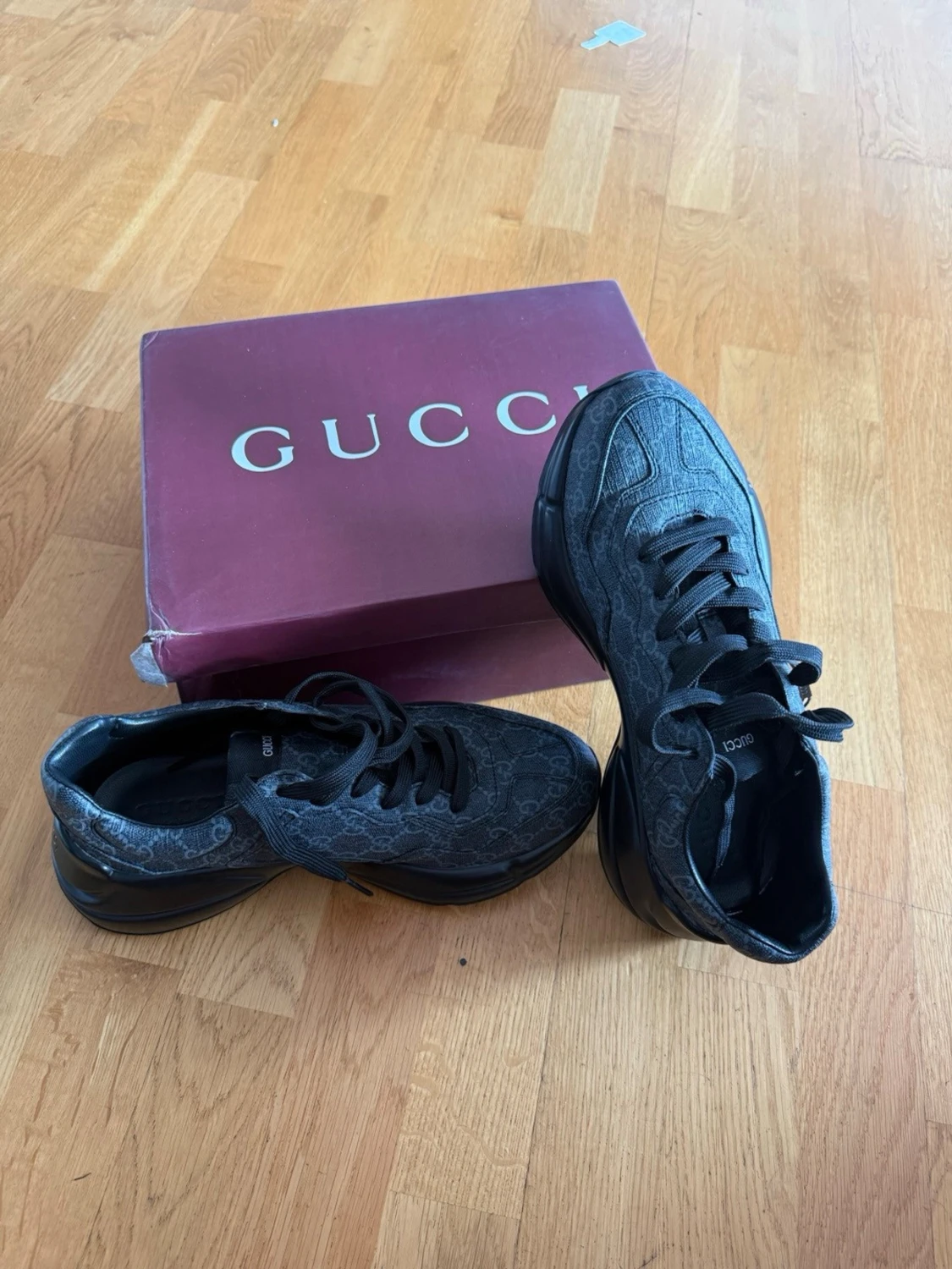 Svarta Gucci sneakers med mönster