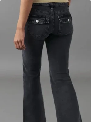 Svarta bootcut jeans med fickdetaljer - Supersnygga lågmidjade bootcut jeans från Gina Tricot i storlek 36. Passar tyvärr inte mig så i princip oanvända (max någon gång) 🩷