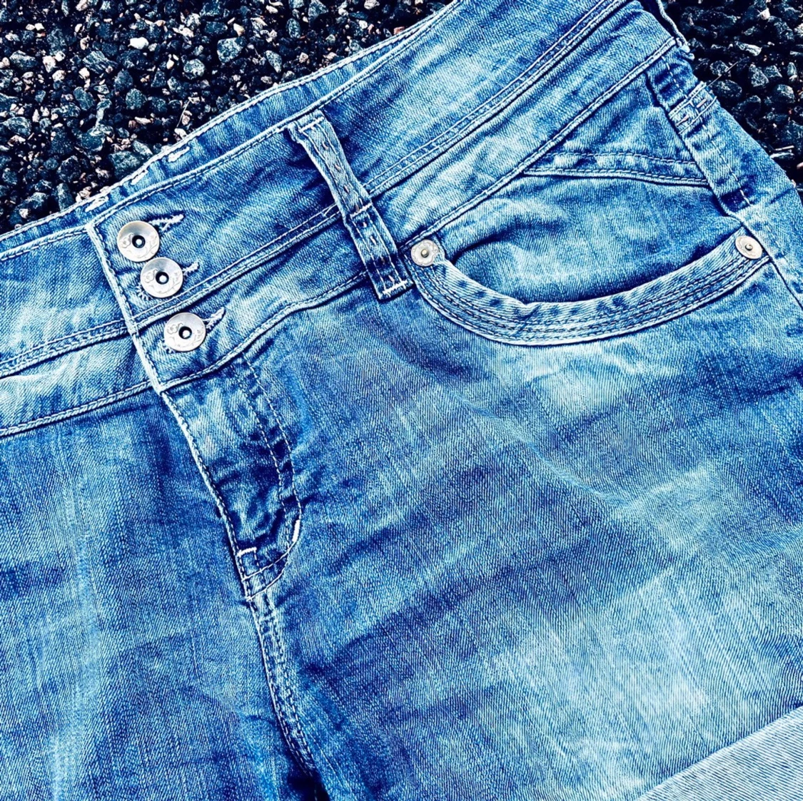 Snygga denimshorts i femficksmodell med fina detaljer från Lindex! - 4