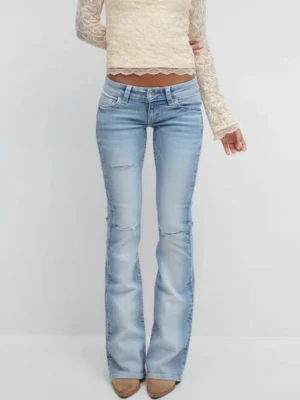 Ljusblå bootcut jeans med slitningar - Säljer ett par ljusblå lågmidjade bootcut jeans med slitningar på låren och knäna. Storlek S Gina 14+💓Det är en fläck på ena knät (se bild 4) som inte går bort i tvätten, men det går säkert bort med ett bra medel!