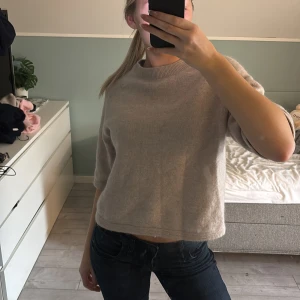 Beige tröja från & Other Stories - Säljer en superfin beige tröja från & Other Stories. Den är i storlek S och har en normal passform med trekvarts ärmar. (Inga defekter) nypris 790kr!!!
