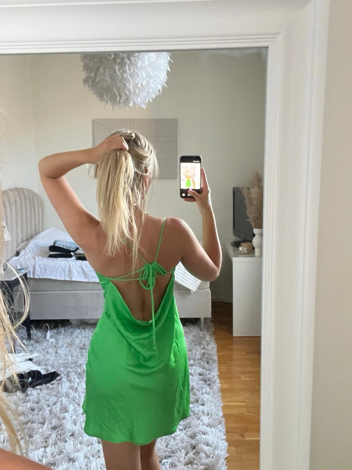 Somrig klänning med öppen rygg - 1