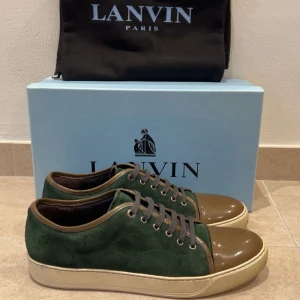 Gröna sneakers från Lanvin i mocka - Tja! Säljer nu dessa lanvin patent cap toes i storlek uk 10/44-45. Skorna är i bra skick, få slitningar på sulan. Låda och dustbag medföljer ej. Kontakta vid frågor! 