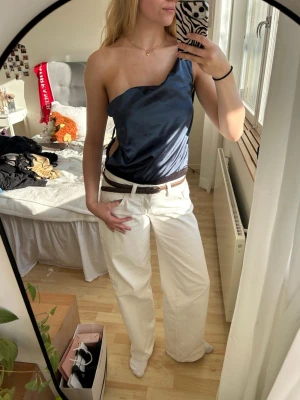 Body - Supersnygg fest topp som är en body. Öppen rygg med snygg detalj. Aldrig använd