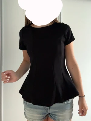 Svart vero moda tröja💕 - Säljer denna väldigt snygga svarta Vero Moda-tröja i storlek XS.💕💕 Den är använd bara ett fåtal gånger och är i superbra skick. Har en fin peplum-modell som är smickrande för figuren.💕💕💕