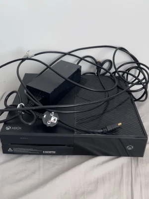 Xbox One 500Gb med Fifa 16 - Konsolen är i mycket fint skick och fungerar utan problem. Alla kablar och FIFA 16 ingår.