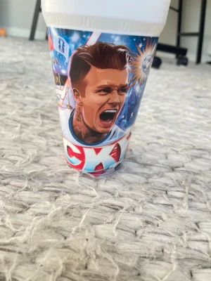 Samlingsmugg  - David Beckham – McDonald’s FIFA World Cup 2026 Samlarkopp  Limitierad McDonald’s FIFA World Cup 2026-samlarkopp med fotbollsikonen David Beckham. En stilren och exklusiv samlarprodukt från den officiella VM-kampanjen. Perfekt för både samlare och Beckham-fans. Mycket fint skick och ett fantastiskt tillskott till vilken samling som helst.