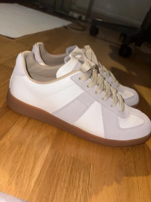 Maison Margiela Sneakers - Säljer dessa fina skor endast använda 2-3 gånger ✅ låda ingår inte därför är priset satt som de är (fastpris går inte att få ner) 🌟 