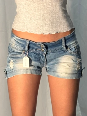 Low jeansshorts 20027 - Midjemått: 39cm. Gren: 17cm. (Storlek 36.) Kolla in min profil, följ för fler plagg🙌