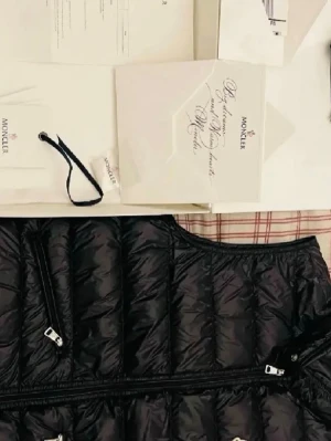 Moncler väst - Säljer denna svarta Moncler västen i str 1, kvitto finns. Säljer pga att den har blivit för liten.