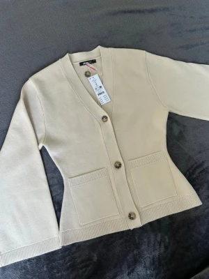 Cardigan  - Helt ny från gina. Säljs pågrund av fel beställt. 