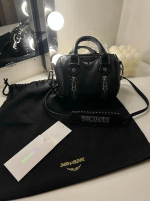Zadig&Voltaire väska - Zadig&Voltaire väska ”den minsta” fin och stilren. Använd ca 3gånger, kan gå ner vid snabb affär✨🤗