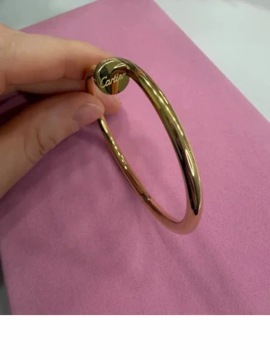 18k guldpläterat armband  - Elegant och tidlös Armband som är tillverkat av rostfritt stål och pläterat med 18k guld .Ett exklusivt smycke som passar både till vardag och fest. Nytt skick, finns i storlek 17,19 Stämplat ( kolla befogade bilder)