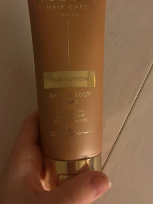 Brun utan sol lotion - Säljer en brun utan sol lotion för kroppen. Helt ny och oanvänd, endast stått i badrumsskåpet. Dock har locket kanten gått sönder , se bild. Men oanvänd produkt. Därav priset 