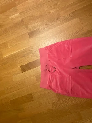 Juicy couture - Säker dom hära byxorna helt nya dom KOMEMR aldrig til andvändning storlek xs inerbenslängd 84cm