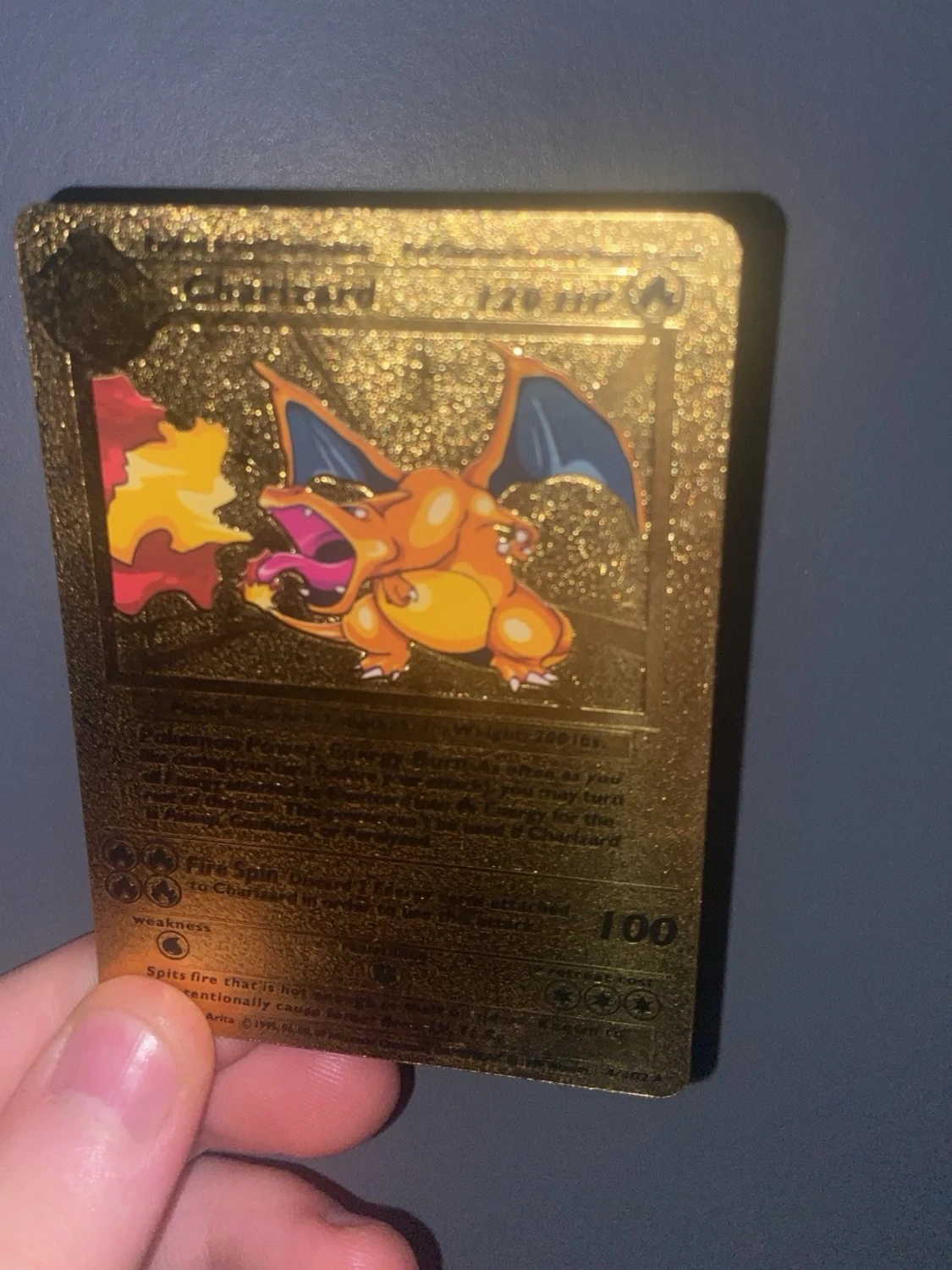 Guldfärgat Charizard Pokémonkort