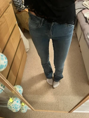 Bootcut jeans - Säljer ett par basic bootcut jeans! Jeansen är använda men köptes från en annan på Plick. De är mid rise💕
