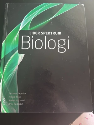 Liber Spektrum Biologi kursbok - Kursbok i biologi från Liber Spektrum-serien. Omslaget är svart med gröna och vita grafiska detaljer. Perfekt för gymnasiet eller kompletterande studier inom biologi. Författare: Susanne Fabricius, Fredrik Holm, Anders Nustrand, Anna Rådström.
