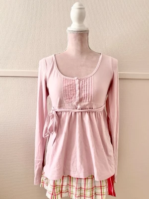 Hollister babydoll topp - Säljer denna söta babydoll toppen! Den är i storlek S men kan också passa storlek XS, efter som den har knytband i midjan.  Den har tecken på användning så som urtvättad och kan förekomma fläckar.  Skickar inga fler bilder. Använd köp nu knappen! 💗