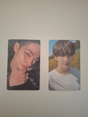 Enhypen photocard set - Två exklusiva Enhypen photocards med olika motiv på framsidan och text på baksidan. Ena kortet har texten 'daydream' och det andra 'ENHYPEN WORLD TOUR FATE IN SEOUL'. Perfekt för samlare av K-pop merch.