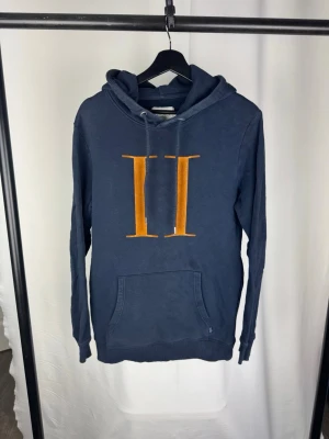 Les Deux Hoodie  - 🌸 INFO OM PLAGGET 🌸  ☑️ Märke: Les Deux ☑️ Storlek: Small ☑️ Färg: Mörkblå ☑️ Skick: ⭐⭐⭐⭐️  ✨ Detaljer: ☐ Inga hål ☐ Inga fläckar ☐ Nytvättad ☐ Rökfritt hem ☐ Djurfritt hem  📏 Passform: ☑️ Normal   📦 Skickas snabbt. 💬 Skriv gärna om du vill ha fler bilder eller mått. 🤍 Paketrabatt vid köp av flera annonser. 🌟 Titta gärna på mina andra annonser!