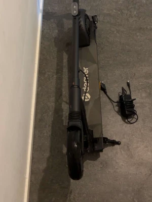Elsparkcykel Denver med laddare - Säljer en svart elsparkcykel från Denver med tillhörande laddare. Sparkcykeln har en digital display på styret och en robust design med bred fotplatta. Perfekt för smidig transport i stan eller till skolan.